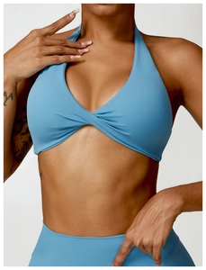 Détail d'une brassière de sport bleue dos nu avec nœud frontal et tissu respirant