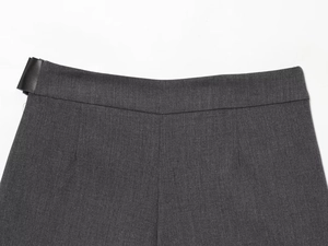 Détail du pantalon-jupe gris foncé avec ceinture à taille et boucle en cuir noir chic