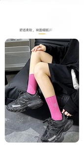 Détail de chaussettes mi-hautes rose vif avec texture côtelée et broderie