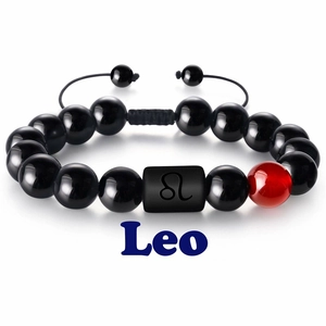 Détail du bracelet zodiaque Lion avec perles d'onyx noires et cordon tressé réglable