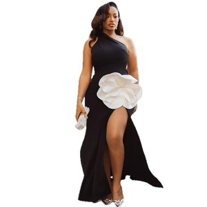 Abito lungo monospalla nero con fiore bianco 3D e spacco laterale alto elegante