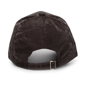 Vue arrière de la casquette vintage marron foncé avec boucle de réglage en métal argenté