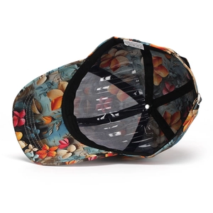 Vue détaillée de l'intérieur de la casquette fleurie montrant la doublure en filet