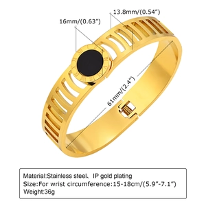 Détail du bracelet doré en acier inoxydable avec chiffres romains et incrustation noire
