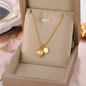Collier chaîne serpent dorée avec opale et pendentifs ronds dans un coffret cadeau