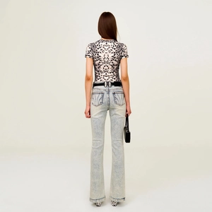 Eng anliegendes T-Shirt mit Leopardenmuster und hellblaue Schlagjeans aus Denim