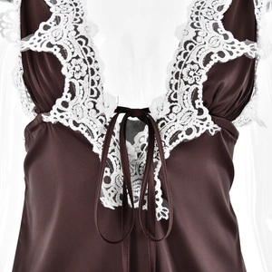 Détail du décolleté en V profond avec dentelle blanche et nœud sur robe satin