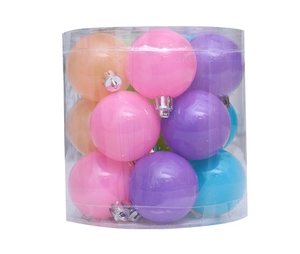 Vue détaillée de boules de Noël macarons colorées dans un tube transparent