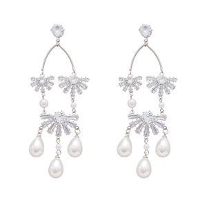 Elegante silberne Quastenohrringe mit Zirkonblüten und Perlenwassertropfenanhängern