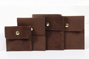 Pochettes à bijoux en daim marron en quatre tailles avec boutons-pression dorés élégants