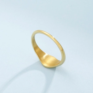 Bague minimaliste en acier inoxydable doré avec surface plane et gravure d'étoile