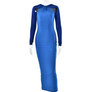 Détail de la robe bleue à manches longues avec empiècements en maille et licou croisé