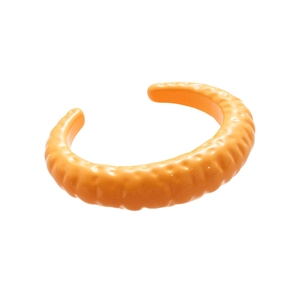 Bracciale rigido arancione in acrilico con trama ondulata e design aperto da donna