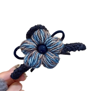 Pince à cheveux fleur en tricot bleu faite main avec perle foncée et dentelle