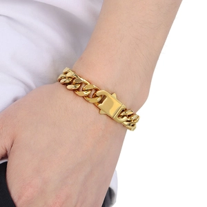 Détail macro du bracelet à mailles gourmette dorées avec finition polie et fermoir chic
