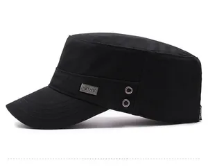 Détail de la casquette plate noire avec plaque métallique HEYHAT et œillets d'aération