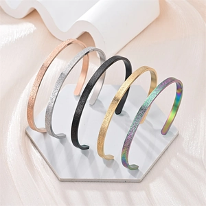Brazalete Minimalista de Acero de Titanio Esmerilado en Forma de C Abierto Pulsera para Mujeres Hombres Moda Lujo Brazalete Mate