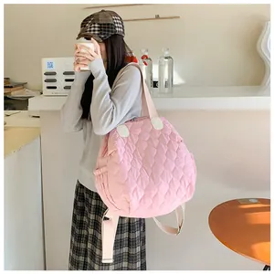 Dettaglio ravvicinato del tessuto trapuntato rosa e dell'elegante decoro tondo bianco