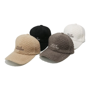 Set aus vier Teddy-Fleece-Baseballkappen mit HELLO WEEKEND Bestickung in neutralen Farben