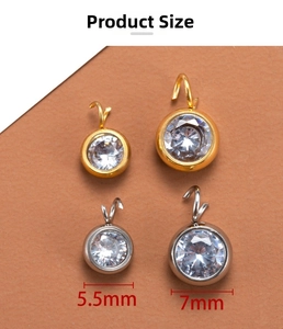 Dettaglio di ciondoli in zircone da 5,5mm e 7mm con montatura in acciaio oro e argento