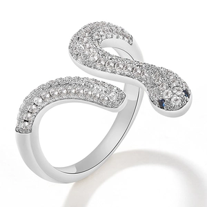 Detalle de anillo de serpiente plateado con circonitas y ojos de piedra azul oscuro