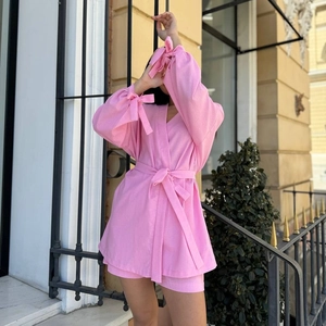 Détail d'un haut rose à col en V avec un short assorti à taille haute en mélange de lin