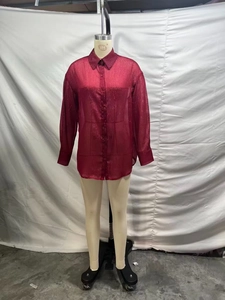 Détail du chemisier en mousseline bordeaux avec fils dorés et fermeture boutonnée