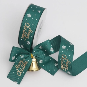 Détail du ruban côtelé vert foncé Merry Christmas avec lettrage doré et clochette en métal