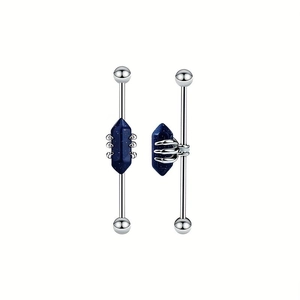 Vue détaillée de piercings industriels en argent avec cristaux bleus scintillants
