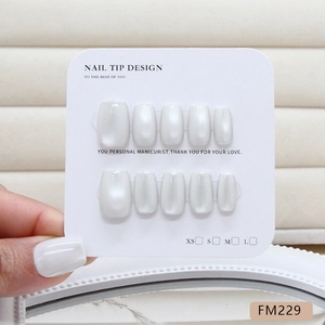 Coffret de faux ongles blanc nacré élégant avec finition perle et style FM229