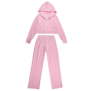 Tuta rosa due pezzi composta da felpa con cappuccio e zip e pantaloni a gamba larga