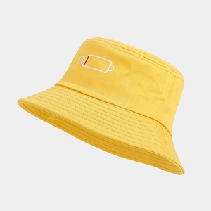 Vue détaillée de la broderie batterie faible sur un chapeau bob en coton jaune
