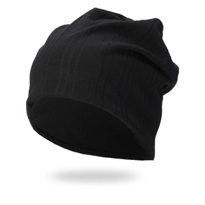 Klassische schwarze Strickmütze mit vertikalen Rippen für Damen und Herren im Winter