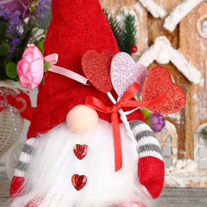 Détail d'un gnome de Noël avec chapeau en tricot rouge et texture de barbe en peluche douce