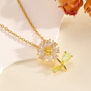 Collier fleur doré élégant avec pétales en strass blanc et centre diamant jaune