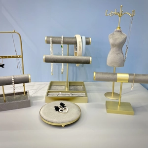 Présentoir à bijoux élégant avec colliers de perles et accessoires en velours chic