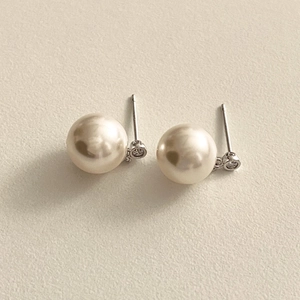 Elegant 925 silver stud earrings with creamy freshwater pearls and zircon accents