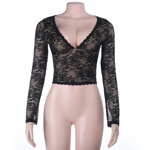 Detaillierte Nahaufnahme der zarten Spitzenstruktur und des V-Ausschnitts dieses schwarzen Crop-Tops