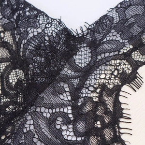 Vue macro détaillée de dentelle noire aux motifs complexes et bords à cils fins