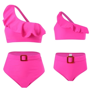Dettaglio di bikini fucsia coordinati mamma e figlia con volant e fibbie in resina