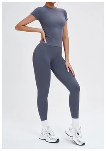 Ensemble de yoga gris sans couture avec legging taille haute et haut à manches courtes côtelé
