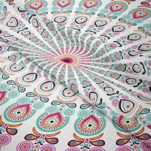 Gros plan d'un tissu de tapisserie bohème montrant la texture tissée et les motifs mandala