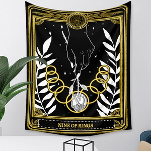 Dettaglio dell'arazzo tarocchi Nine of Rings con stampa oro su una parete bianca