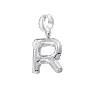 Vue détaillée du pendentif lettre R argentée orné d'une perle blanche élégante