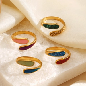 Anello regolabile in acciaio inossidabile con smalto colorato su sfondo marmo