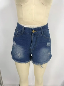 Detailansicht Damen Jeansshorts in Blau mit modischen Rissen und ausgefranstem Saum