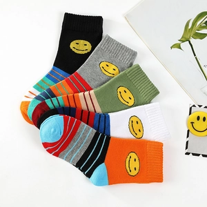Set mit 5 Paar bunten Baumwollsocken für Jungen mit Smiley-Gesicht und Streifenmuster