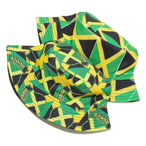 Vue détaillée de deux bobs en coton aux couleurs de la Jamaïque avec imprimé texte