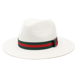 Détail de la texture en paille tressée blanche avec ruban rayé vert et rouge élégant