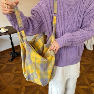 Detail der gelb-violett karierten Einkaufstasche mit Metallring und Stoffstruktur